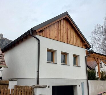 neues kleines Presshaus mit Satteldach und Terrasse mit Holzpergola