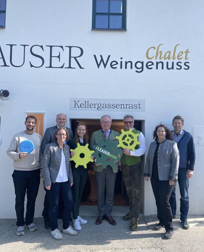 Gruppenfoto LEADERwirkt Tour (c) LEADER Region Weinviertel Ost Joshua Koen, Christian Frank, Christine Filipp, Waltraud Hauser, Stephan Pernkopf, Werner Hauser, Gudrun Sperner-Habitzl, Reinhard Ebenauer vor der Kellergassenrast Hauser Abdruck honorarfrei ©LEADER Region Weinviertel Ost