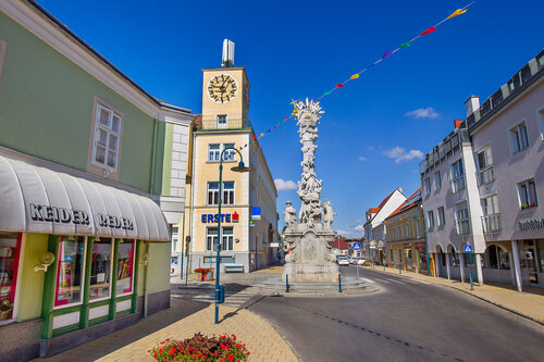 Stadtzentrum Zistersdorf mit Geschäften, Säule und Rathaus