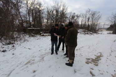 Besprechung zum Beweidungsprojekt in den Leiser Bergen im Winter, vier Männer in Winterkleidung  stehen im Schnee vor Büschen in den Leiser Bergen.