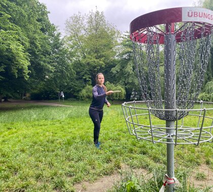 Foto von Frau beim Discgolf spielen