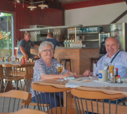 Eine Damen und Herr sitzen in einem Gasthaus am Mittagstisch