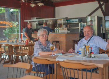 Eine Damen und Herr sitzen in einem Gasthaus am Mittagstisch