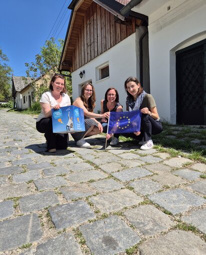 Petra Thaler, Caroline Fribert, Christine Filipp, Daniela Trenn mit EU-Fahne in Kellergasse