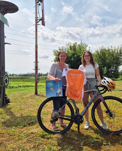 Christine Filipp und Caroline Fribert mit Fahrrad