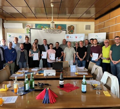 Gruppenfoto mit 20 Personen bei der Präsentation der Ergebnisse der Trinkwasserstudie Südliches Weinviertel. Auf dem Foto sind die Gemeindevertreter:innen der Kleinregion Südliches Weinviertel, Kleinregionsmanager Alexander Wimmer sowie Referenten von der Endpräsentation.