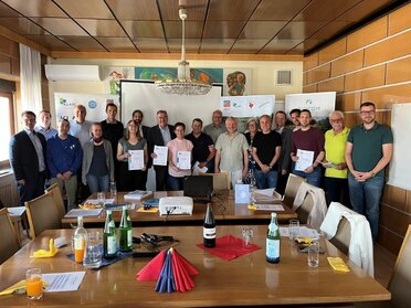 Gruppenfoto mit 20 Personen bei der Präsentation der Ergebnisse der Trinkwasserstudie Südliches Weinviertel. Auf dem Foto sind die Gemeindevertreter:innen der Kleinregion Südliches Weinviertel, Kleinregionsmanager Alexander Wimmer sowie Referenten von der Endpräsentation.